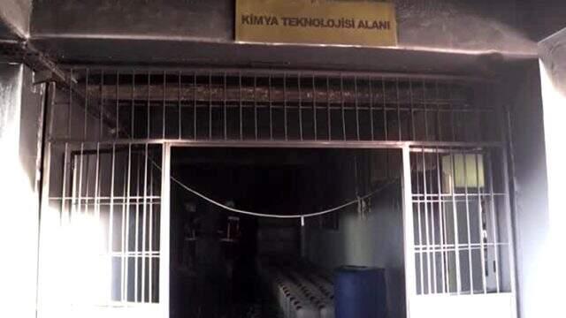 Hababam Sınıfı filmi gerçek oldu: Kimya laboratuvarındaki patlamada 2 öğretmen yaralandı Hababam Sınıfı filmi gerçek oldu: Kimya laboratuvarındaki patlamada 2 öğretmen yaralandı