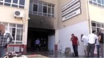 Hababam Sınıfı filmi gerçek oldu: Kimya laboratuvarındaki patlamada 2 öğretmen yaralandı Hababam Sınıfı filmi gerçek oldu: Kimya laboratuvarındaki patlamada 2 öğretmen yaralandı