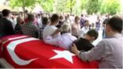 Havai fişek fabrikasındaki patlamada hayatını kaybeden 2 kişinin cenazeleri defnedildi Havai fişek fabrikasındaki patlamada hayatını kaybeden 2 kişinin cenazeleri defnedildi