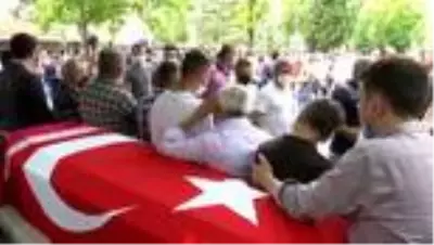 Havai fişek fabrikasındaki patlamada hayatını kaybeden 2 kişinin cenazeleri defnedildi Havai fişek fabrikasındaki patlamada hayatını kaybeden 2 kişinin cenazeleri defnedildi
