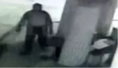 İzmir'de tarihi caminin musluklarının çalınma anı kamerada İzmir'de tarihi caminin musluklarının çalınma anı kamerada