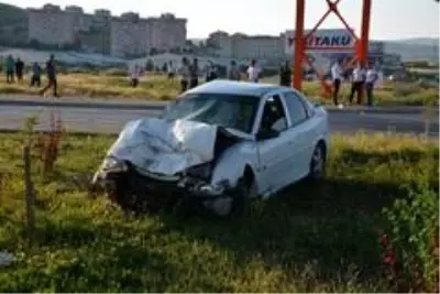 Kazada parçalanan Tofaş'ın içerisindeki 2 kişi hayatını kaybetti Kazada parçalanan Tofaş'ın içerisindeki 2 kişi hayatını kaybetti