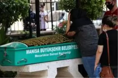 Kedi besleme tartışmasında oğlu tarafından öldürülen kadın toprağa verildi Kedi besleme tartışmasında oğlu tarafından öldürülen kadın toprağa verildi