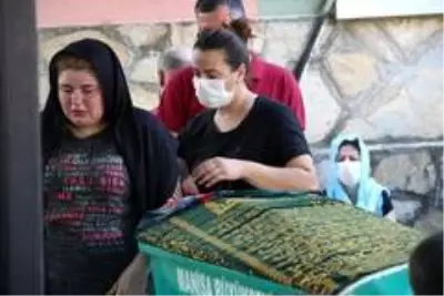 Kedi besleme tartışmasında oğlu tarafından öldürülen kadın toprağa verildi Kedi besleme tartışmasında oğlu tarafından öldürülen kadın toprağa verildi