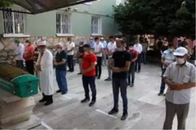 Kedi besleme tartışmasında oğlu tarafından öldürülen kadın toprağa verildi Kedi besleme tartışmasında oğlu tarafından öldürülen kadın toprağa verildi