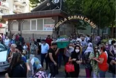 Kedi besleme tartışmasında oğlu tarafından öldürülen kadın toprağa verildi Kedi besleme tartışmasında oğlu tarafından öldürülen kadın toprağa verildi
