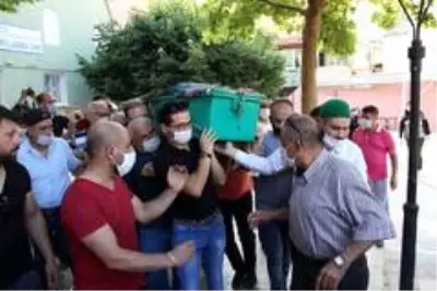 Kedi besleme tartışmasında oğlu tarafından öldürülen kadın toprağa verildi Kedi besleme tartışmasında oğlu tarafından öldürülen kadın toprağa verildi