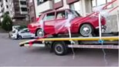 Klasik otomobili yıpranmasın diye çekici üzerinde gelin almaya gitti