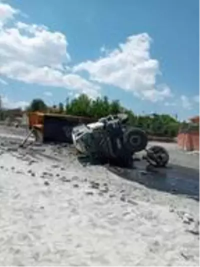 Malatya'da çakıl yüklü kamyon devrildi, şoför yaralandı Malatya'da çakıl yüklü kamyon devrildi, şoför yaralandı