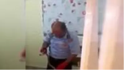 Mardin'in 'yılan terbiyecisi' iş başında Mardin'in 'yılan terbiyecisi' iş başında