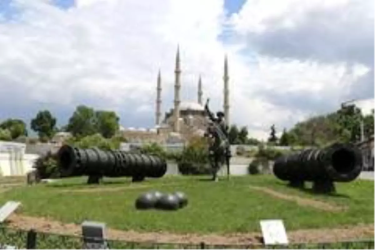 Müslümanların Selimiye'de cemaatle namaz coşkusu