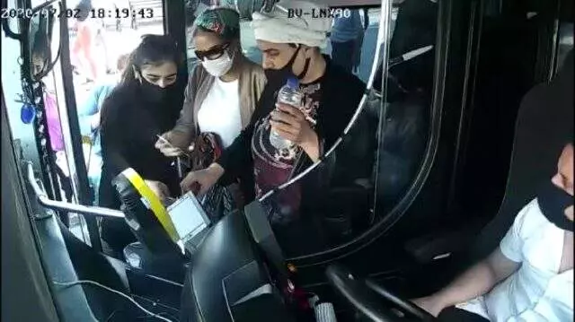 Otobüse binen kadının cüzdanının çalındığı anlar, saniye saniye kamerada Otobüse binen kadının cüzdanının çalındığı anlar, saniye saniye kamerada