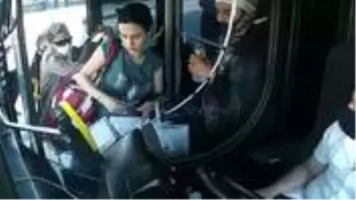 Otobüse binen kadının cüzdanının çalındığı anlar, saniye saniye kamerada Otobüse binen kadının cüzdanının çalındığı anlar, saniye saniye kamerada