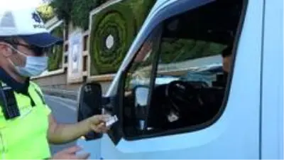 Fazla yolcu taşıdığı için ceza kesilen minibüs şoförünün ilginç tepkisi