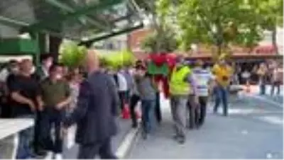 Patlamada ölen kız kardeşinin tabutuna sarılıp gözyaşlarına boğuldu Patlamada ölen kız kardeşinin tabutuna sarılıp gözyaşlarına boğuldu