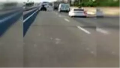 Seyir halindeki aracın sunroof camında yolculuk etti