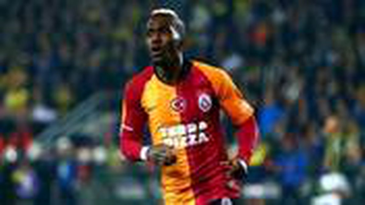 Takım arkadaşlarıyla vedalaşan Henry Onyekuru, resmen Galatasaray'dan ayrıldı