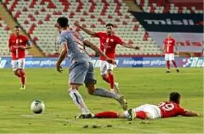 Süper Lig: Antalyaspor: 0 Medipol Başakşehir: 0 (İlk yarı) Süper Lig: Antalyaspor: 0 Medipol Başakşehir: 0 (İlk yarı)