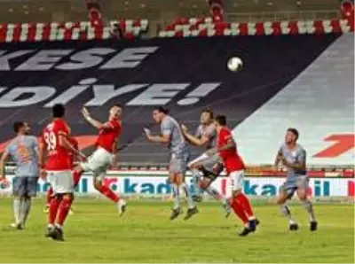 Süper Lig: Antalyaspor: 0 Medipol Başakşehir: 0 (İlk yarı) Süper Lig: Antalyaspor: 0 Medipol Başakşehir: 0 (İlk yarı)