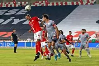 Süper Lig: Antalyaspor: 0 Medipol Başakşehir: 0 (İlk yarı) Süper Lig: Antalyaspor: 0 Medipol Başakşehir: 0 (İlk yarı)