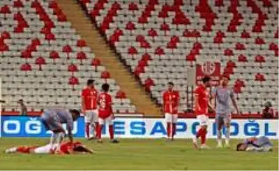 Süper Lig: Antalyaspor: 0 Medipol Başakşehir: 0 (İlk yarı) Süper Lig: Antalyaspor: 0 Medipol Başakşehir: 0 (İlk yarı)