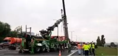 TEM Hadımköy'de tır ile otomobil çarpıştı: 3 yaralı