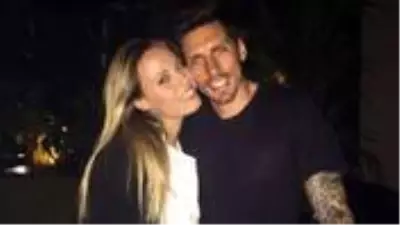 Trabzonsporlu Sosa'nın eşi Carolina Alurralde ay yıldız dövmesi yaptırdı Trabzonsporlu Sosa'nın eşi Carolina Alurralde ay yıldız dövmesi yaptırdı