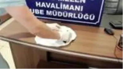Uyuşturucuyla uçağa binmeye çalışan kişi tutuklandı Uyuşturucuyla uçağa binmeye çalışan kişi tutuklandı
