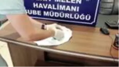 Uyuşturucuyla uçağa binmeye çalışan kişi tutuklandı Uyuşturucuyla uçağa binmeye çalışan kişi tutuklandı