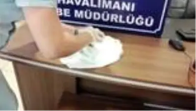 Uyuşturucuyla uçağa binmeye çalışan kişi tutuklandı Uyuşturucuyla uçağa binmeye çalışan kişi tutuklandı