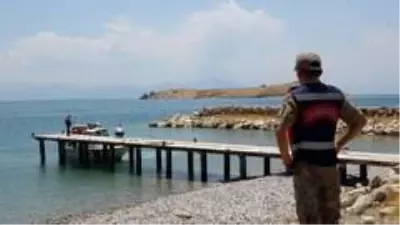 Van Gölü'nde batan tekneyi arama çalışmalarına ara verildi