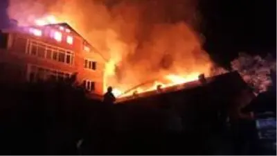 8 yıl sonra aynı kaderi yaşadılar, 3 katlı ev kül oldu 8 yıl sonra aynı kaderi yaşadılar, 3 katlı ev kül oldu