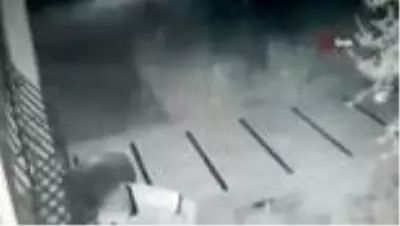 Acemi hırsızlar motosikleti çalabilmek için dakikalarca böyle uğraştılar