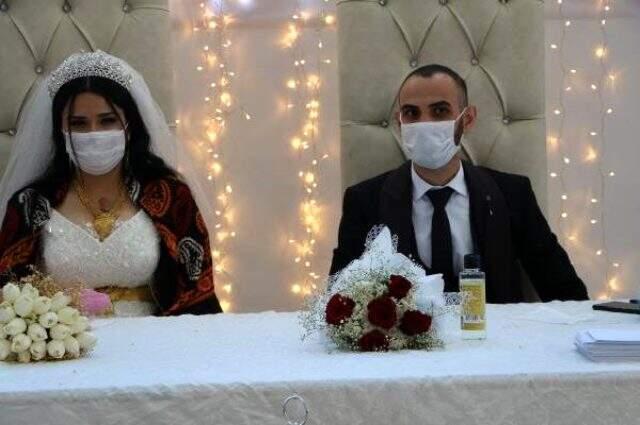 Aşiret düğününde sosyal mesafe kuralına uyuldu Aşiret düğününde sosyal mesafe kuralına uyuldu