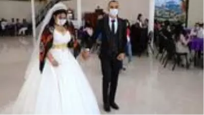 Aşiret düğününde sosyal mesafe kuralına uyuldu Aşiret düğününde sosyal mesafe kuralına uyuldu