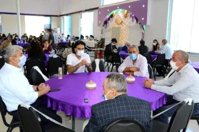 Aşiret düğününde sosyal mesafe kuralına uyuldu Aşiret düğününde sosyal mesafe kuralına uyuldu