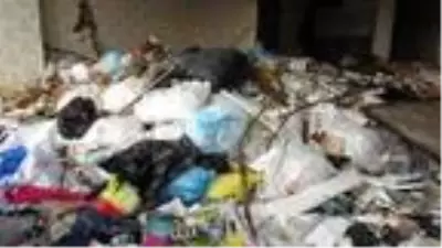 Avcılar'da 21 yıldan bu yana yıktırılamayan bina çöplük ve bağımlı yeri oldu Avcılar'da 21 yıldan bu yana yıktırılamayan bina çöplük ve bağımlı yeri oldu