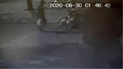 Bisiklet hırsızı kameralara yakalandı Bisiklet hırsızı kameralara yakalandı