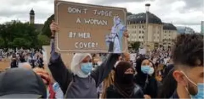 Brüksel'de başörtüsü yasağı protesto edildi
