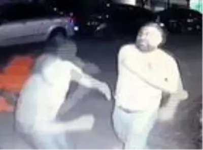 Polise ihbar edilen maganda, güvenlik görevlisini darp etti! O anlar güvenlik kamerasına yansıdı