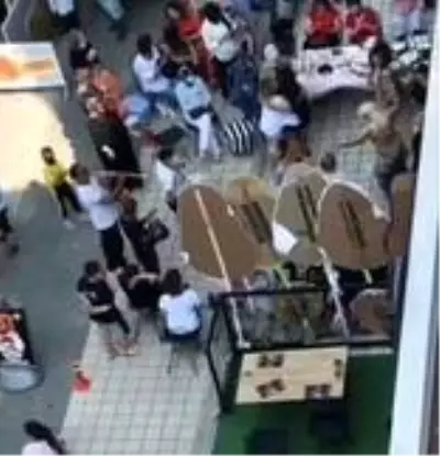 Dansözlü iş yeri açılışı koronayı unutturdu Dansözlü iş yeri açılışı koronayı unutturdu