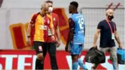 Feghouli'nin Trabzonspor maçında kırmızı kart görmesi, Galatasaray taraftarının tepkisini çekti Feghouli'nin Trabzonspor maçında kırmızı kart görmesi, Galatasaray taraftarının tepkisini çekti