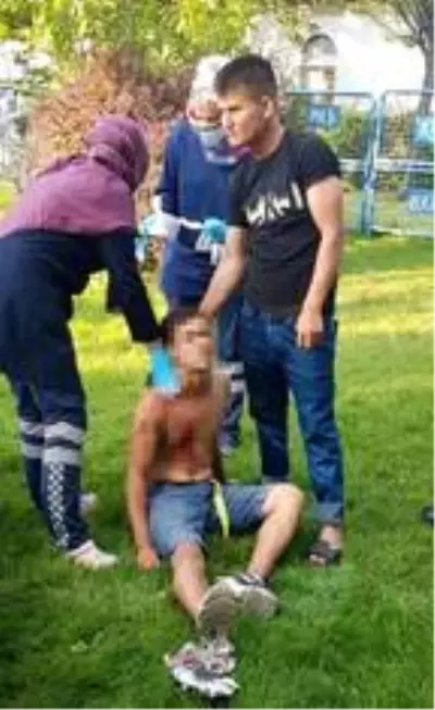 Futbol oynadığı arkadaşını cam parçasıyla yaraladı