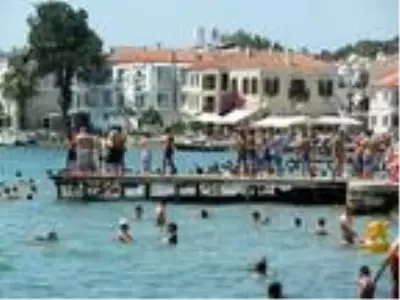 Son dakika haber | Güneşi gören denize koştu, sosyal mesafe unutuldu