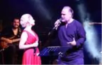 Hakan Aysev ile Funda Uyanık'tan büyüleyen konser Hakan Aysev ile Funda Uyanık'tan büyüleyen konser