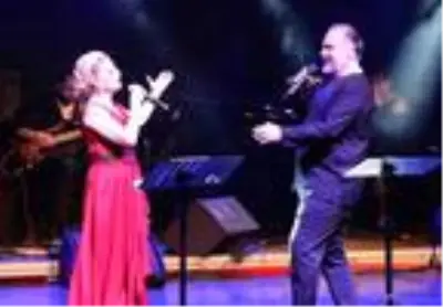 Hakan Aysev ile Funda Uyanık'tan büyüleyen konser Hakan Aysev ile Funda Uyanık'tan büyüleyen konser