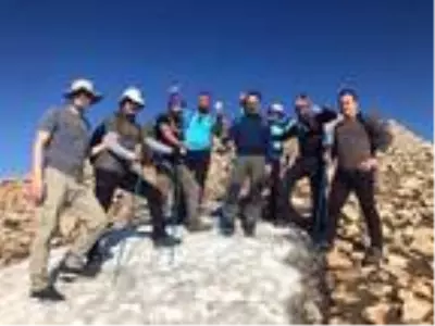 Huzur ortamına dikkat çekmek için dağcılar Sülbüs dağına tırmandı