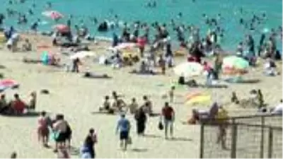 İstanbul’da hava sıcaklıklarının yükselmesiyle vatandaşlar plajlara akın etti