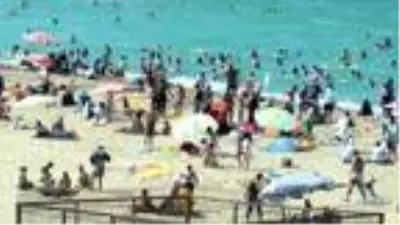 İstanbul'da hava sıcaklıklarının yükselmesiyle vatandaşlar plajlara akın etti
