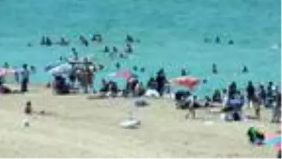 İstanbul'da hava sıcaklıklarının yükselmesiyle vatandaşlar plajlara akın etti